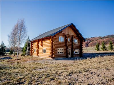 Casa din lemn rotund in Izvoru Muresului